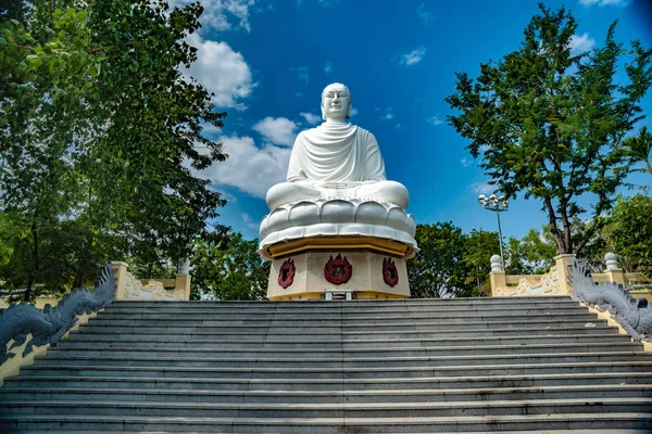 Buddha-Statue gegen den blauen Himmel. — Stockfoto