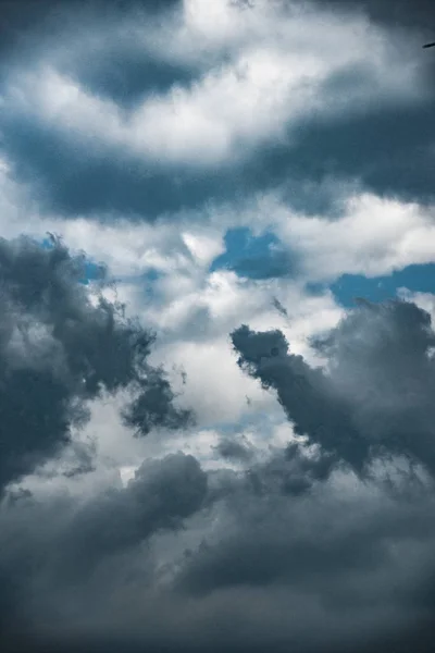 Formation de nuages doux, moelleux et colorés — Photo