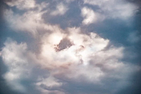 Formation de nuages doux, moelleux et colorés — Photo