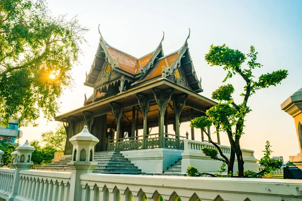 Pavilion built in traditional style near river, Bangkok — Stock Photo, Image