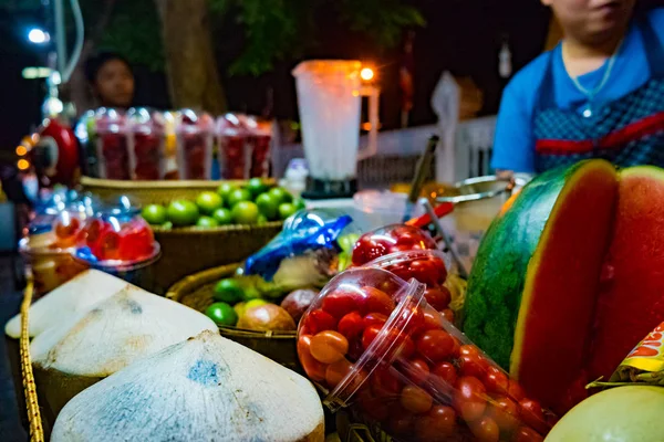 Éjszakai utcai árusok asztalon smoothie Hozzávalók. — Stock Fotó