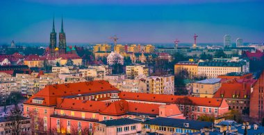 Panorama Wroclaw eski kasaba geceleri ışıklı..