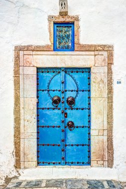 Geleneksel eski boyalı kapı bir tarihi bölge veya Medine, Tunisia.