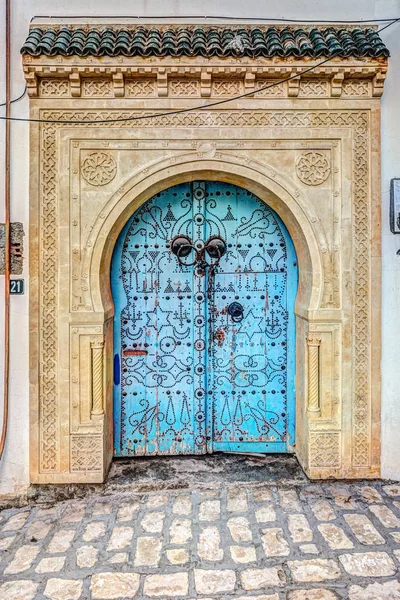 Puerta pintada tradicional antigua en un barrio histórico o medina, Túnez . — Foto de Stock