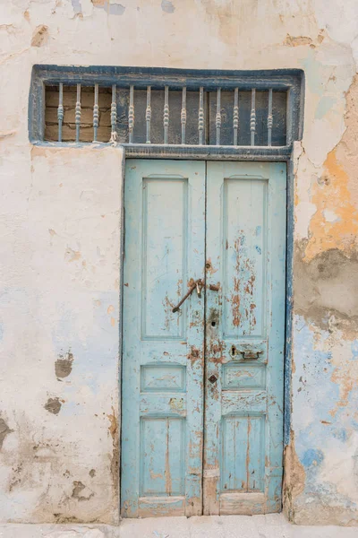 Puerta pintada tradicional antigua en un barrio histórico o medina, Túnez . — Foto de Stock