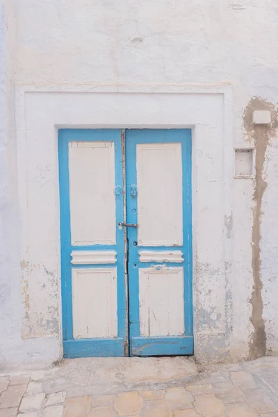 Puerta pintada tradicional antigua en un barrio histórico o medina, Túnez . — Foto de Stock