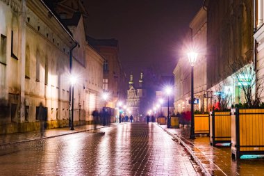 Gece sokak Krakow, Polonya.