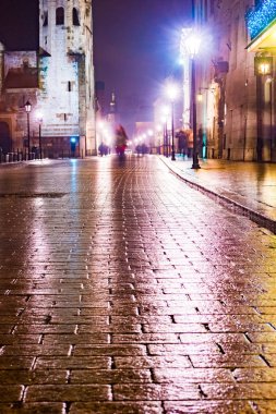 Gece sokak Krakow, Polonya.