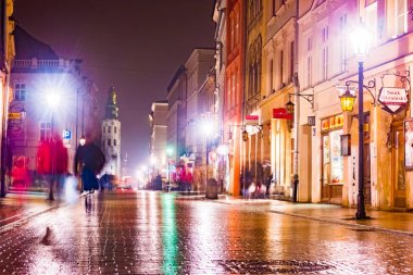 Gece sokak Krakow, Polonya.