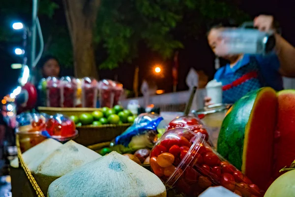 Ingredienser till smoothie på gatuförsäljare bord på natten. — Stockfoto