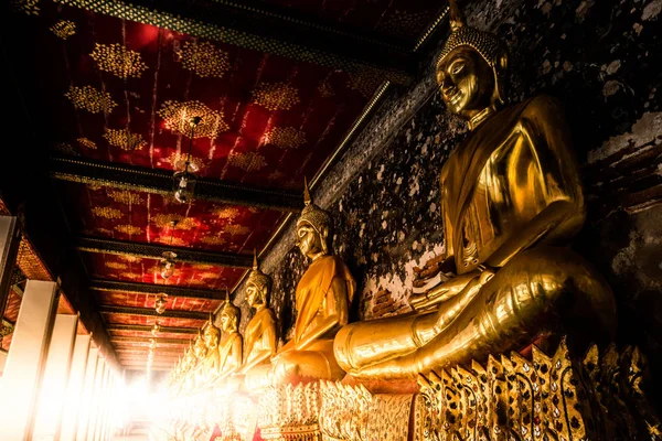 Statue de Bouddha. Wat Arun, Temple de l'Aube est un temple bouddhiste — Photo