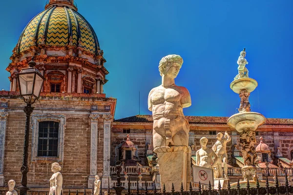 Famosa fuente de vergüenza en la barroca Piazza Pretoria, Palermo, Sicilia — Foto de Stock