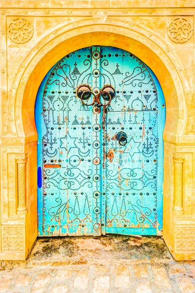 Puerta pintada tradicional antigua en un barrio histórico o medina, Túnez . — Foto de Stock