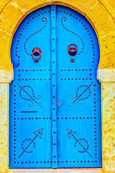 Традиционная старинная расписная дверь в историческом районе или Медине, Тунис
.