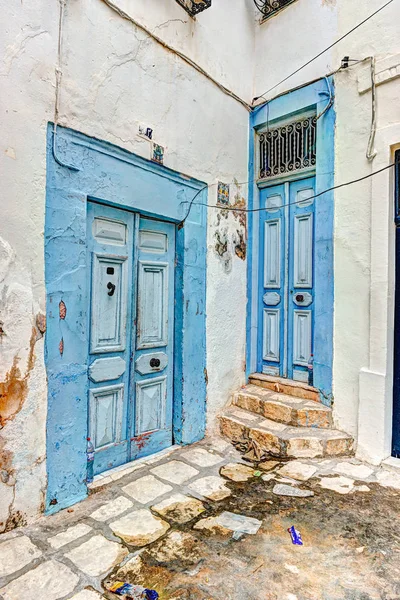 Puerta pintada tradicional antigua en un barrio histórico o medina, Túnez . — Foto de Stock