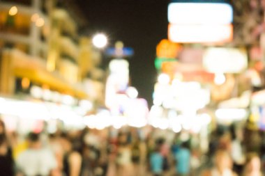 Kentte yoğun gece yaşam bulanık görüntü.