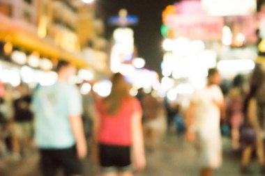 Kentte yoğun gece yaşam bulanık görüntü.