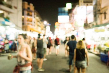 Kentte yoğun gece yaşam bulanık görüntü.