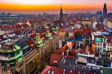 Panorama Wroclaw eski kasaba geceleri ışıklı..
