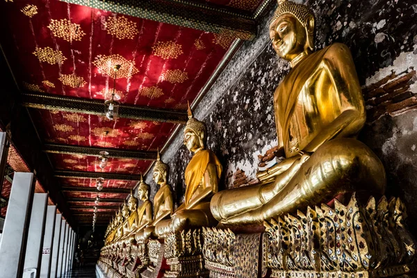 Buddhastatue. wat arun, Tempel der Morgendämmerung ist ein buddhistischer Tempel — Stockfoto