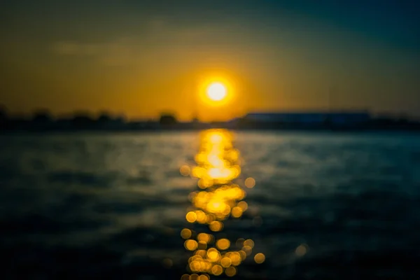 Hermosa ola de mar y cielo al atardecer . — Foto de Stock