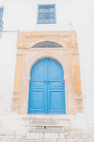 Puerta pintada tradicional antigua en un barrio histórico o medina, Túnez . — Foto de Stock