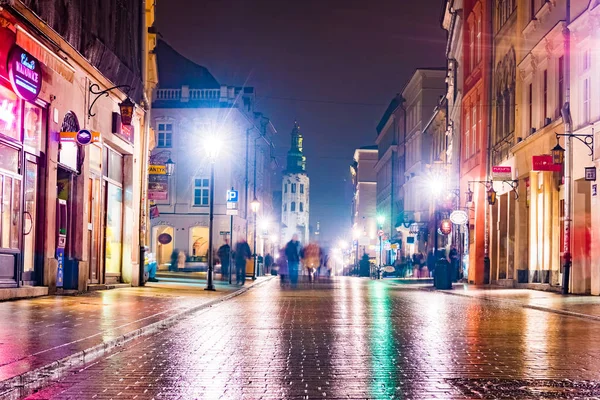 Natt gatan i Krakow, Polen. — Stockfoto