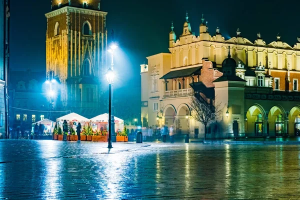 Nacht straat in de Krakow, Polen. — Stockfoto