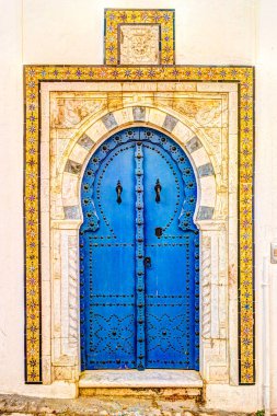 Geleneksel eski boyalı kapı bir tarihi bölge veya Medine, Tunisia.