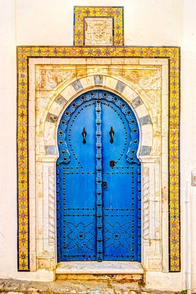 Porte traditionnelle peinte dans un quartier historique ou médina, Tunisie . — Photo