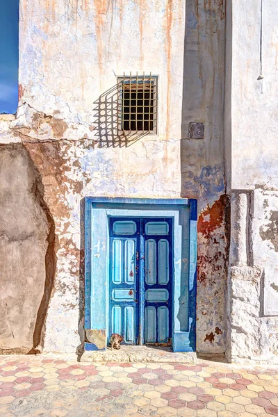 Puerta pintada tradicional antigua en un barrio histórico o medina, Túnez . — Foto de Stock