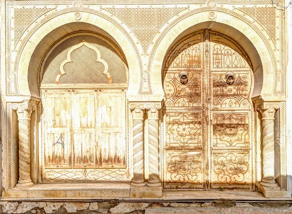 Traditionelle alte bemalte Tür in einem historischen Viertel oder Medina, Tunesien. — Stockfoto