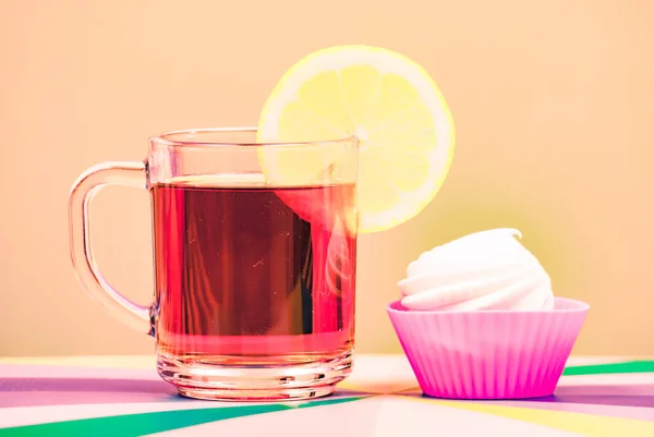 Tee in Tasse mit Zitrone isoliert auf weißem Hintergrund — Stockfoto