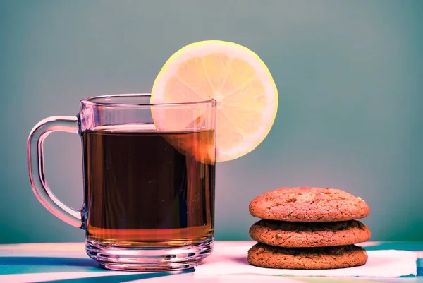 Té en taza con limón aislado sobre fondo blanco —  Fotos de Stock