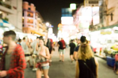 Kentte yoğun gece yaşam bulanık görüntü.