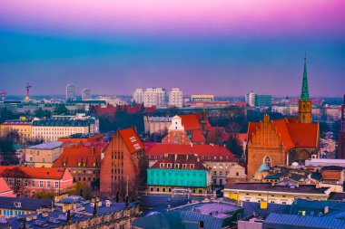 Panorama Wroclaw eski kasaba geceleri ışıklı..