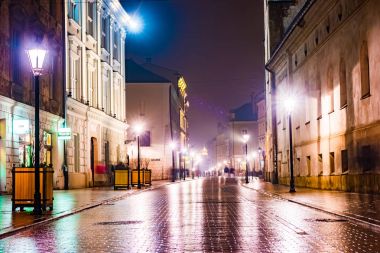 Gece sokak Krakow, Polonya.