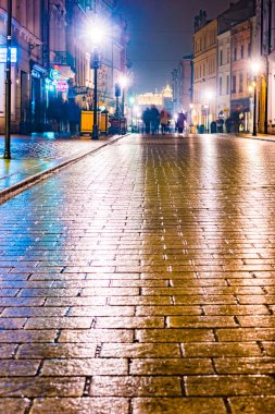 Gece sokak Krakow, Polonya.