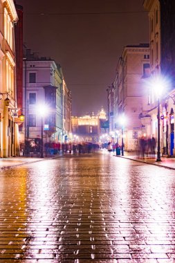 Gece sokak Krakow, Polonya.