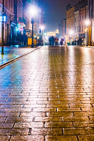 Natt gatan i Krakow, Polen. — Stockfoto