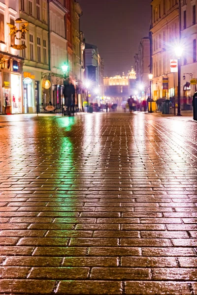 Calle nocturna en Cracovia, Polonia . — Foto de Stock