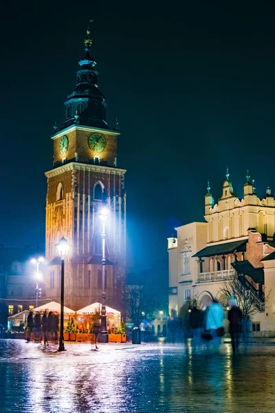 Nacht straat in de Krakow, Polen. — Stockfoto