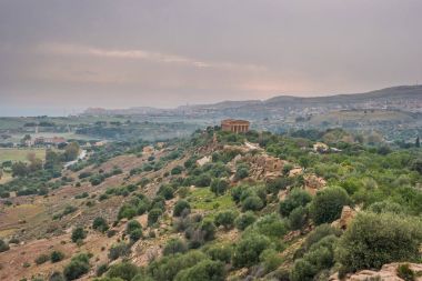 Sicilya bölgesindeki Agrigento tapınaklarda Vadisi nde Günbatımı