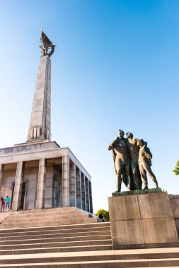 Slavin - Abide ve Sovyet ordusu askerleri için mezarlığı