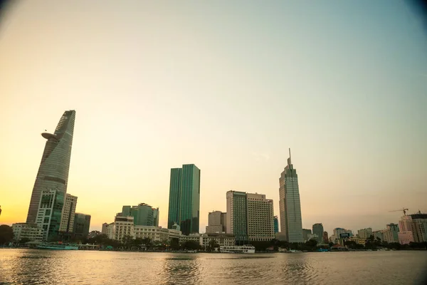 Panorama z Ho Či Minova zajímal nad řeku Saigon — Stock fotografie