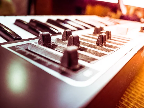 Tastatur eines Synthesizers mit Schiebereglern. — Stockfoto