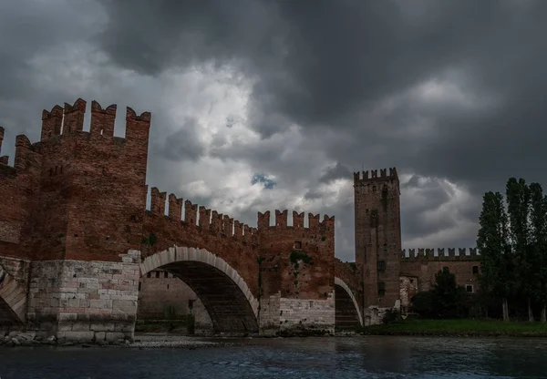 Ponte de pedra medieval Ponte Scaligero — Fotografia de Stock