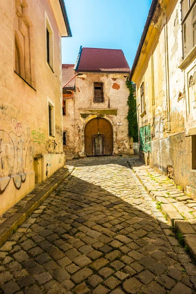 Una calle con edificios tradicionales en Bratislava, Eslovaquia . — Foto de Stock