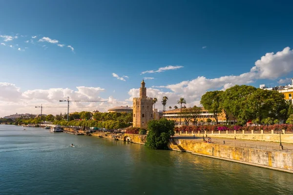 Vista de Torre de Oro, Torre del Oro, de Sevilla, Andalucía, Spai — Foto de Stock