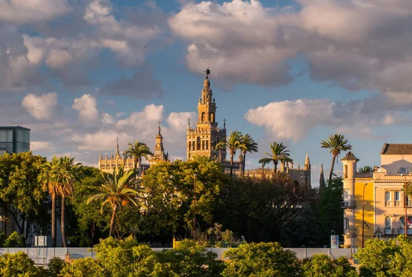 Giralda Spire Campanile della Cattedrale di Siviglia . — Foto Stock